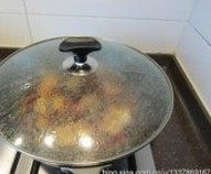 辣烧鲅鱼,注入开水,转大火烧开,盖上锅盖,改中火慢慢炖熟