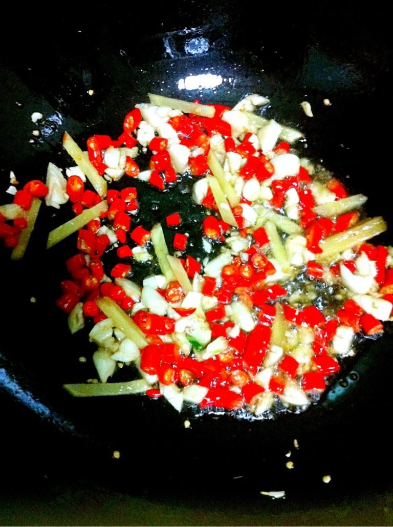 下饭菜,<a style='color:red;display:inline-block;' href='/shicai/ 4262'>花生米</a>炒脆，<a style='color:red;display:inline-block;' href='/shicai/ 754'>萝卜干</a>泡开备用。<a style='color:red;display:inline-block;' href='/shicai/ 212331'>指天椒</a>、蒜、<a style='color:red;display:inline-block;' href='/shicai/ 37'>姜</a>切好下锅爆香