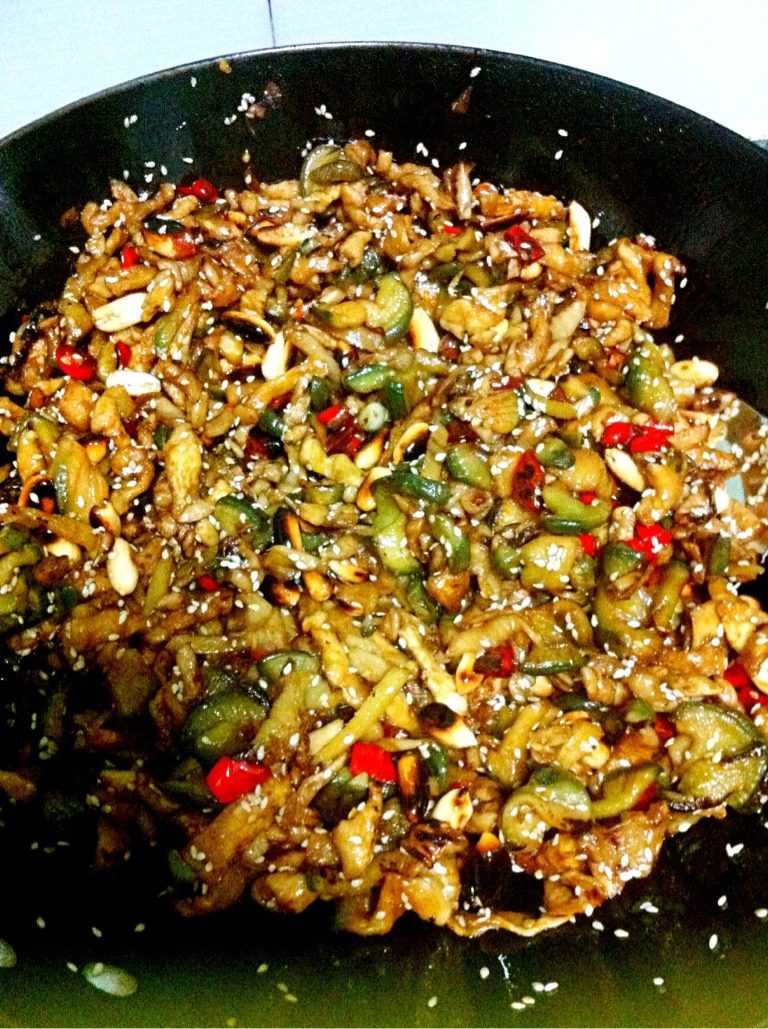 下饭菜,出锅前下耗油、老抽、盐调味，即可出锅