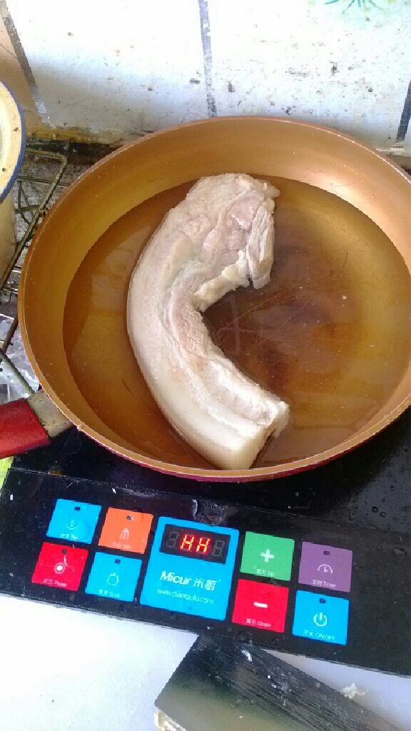 蒜泥白肉,选一条上好的<a style='color:red;display:inline-block;' href='/shicai/ 428'>五花肉</a>冷水下锅，加料酒，煮熟，捞起来放凉，切片，尽量切薄一点，肥肉吃起来不腻