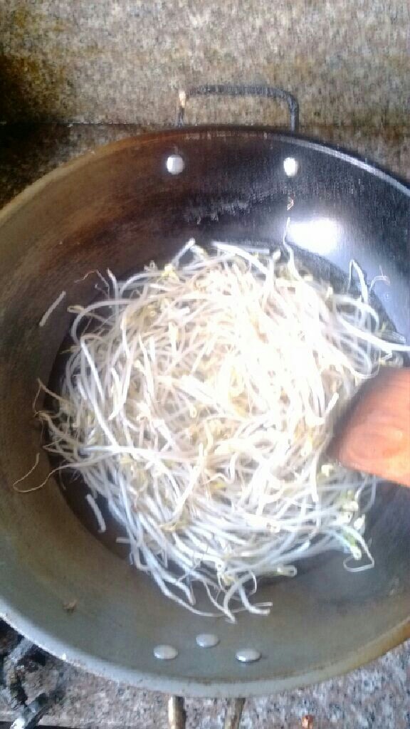 蒜泥白肉,豆芽开水焯熟