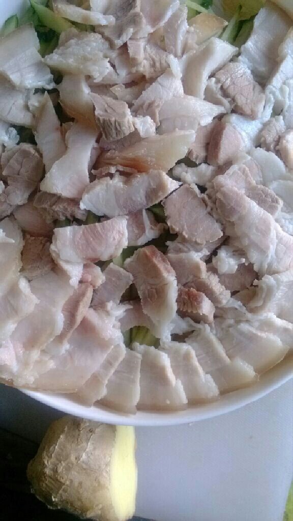 蒜泥白肉,再铺上切好的肉片