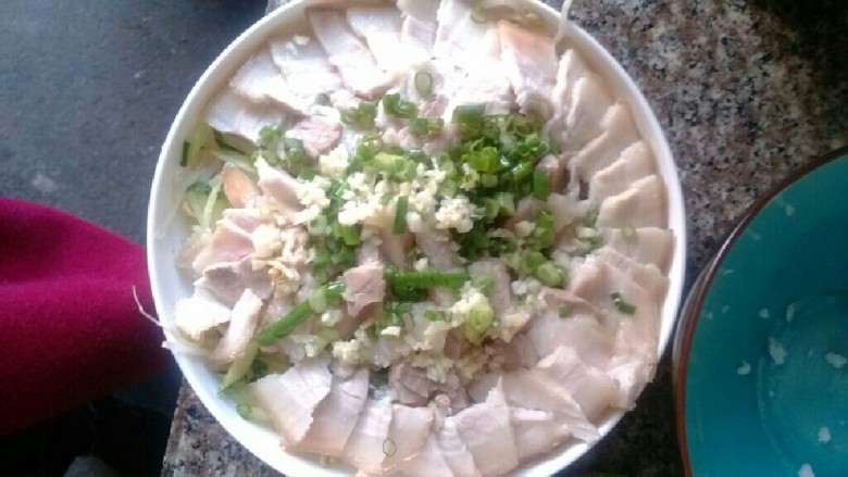 蒜泥白肉,放上葱花，蒜末，香菜末（我忘了放香菜）