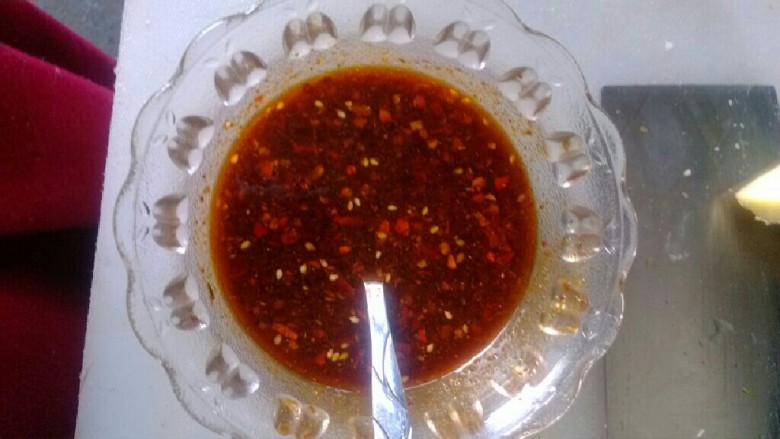 蒜泥白肉,<a style='color:red;display:inline-block;' href='/shicai/ 845'>高汤</a>一小碗，加入三勺<a style='color:red;display:inline-block;' href='/shicai/ 788'>生抽</a>，<a style='color:red;display:inline-block;' href='/shicai/ 756'>鸡精</a>，<a style='color:red;display:inline-block;' href='/shicai/ 720'>胡椒粉</a>，<a style='color:red;display:inline-block;' href='/shicai/ 146542'>孜然粉</a>，<a style='color:red;display:inline-block;' href='/shicai/ 12043'>花椒粉</a>，<a style='color:red;display:inline-block;' href='/shicai/ 744'>五香粉</a>，<a style='color:red;display:inline-block;' href='/shicai/ 66850'>辣油</a>，拌均匀