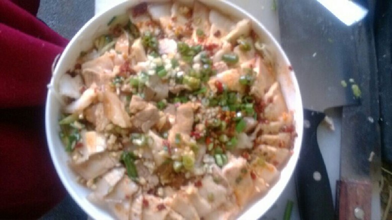 蒜泥白肉,均匀的淋在肉片上，可重复几次，会更均匀，最后锅里烧热油，浇在蒜末上，好咯