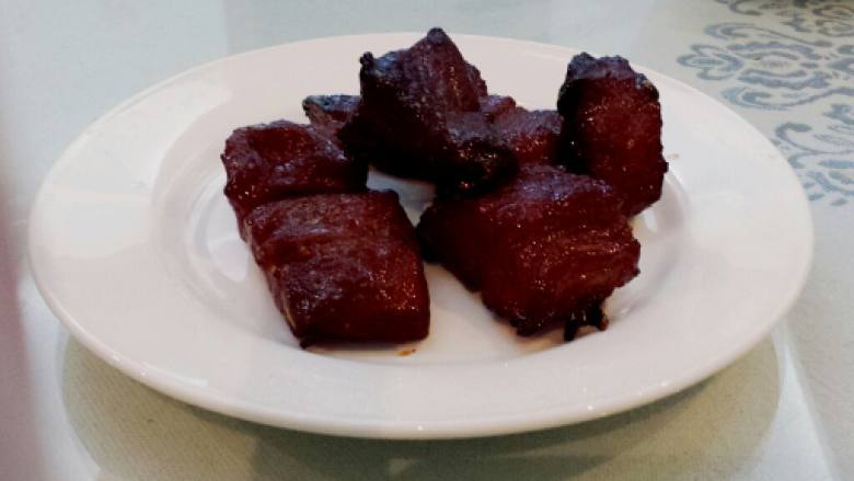 蜜汁叉烧肉,刷上腌肉的酱汁,再150度烤10分钟出炉即可。