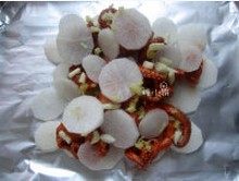 辣烤迷你八爪鱼,八爪鱼清洗干净。加蒜丁,辣酱,料酒,几片白萝卜和糖腌制3小时