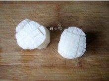 辣烤迷你八爪鱼,白萝卜去皮切墩。表面横竖各切4刀,不切到底