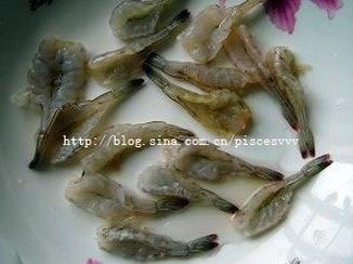 芝士鲜虾,鲜虾洗净后,去头,挑去虾线,从背部用刀切2/3深