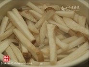 干煸杏鲍菇,杏鲍菇洗净切成长条形,煮开水,下杏鲍菇