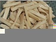 干煸杏鲍菇,过水取出,将杏鲍菇沥干水分