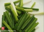 干煸杏鲍菇,准备好干辣椒,切段,蒜头去皮,切碎,葱洗净,切成段。
