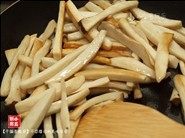干煸杏鲍菇,用中小火将杏鲍菇煸至有点焦黄,盛起待用