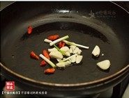 干煸杏鲍菇,原锅再加点玉米油，下干辣椒、蒜头与葱白