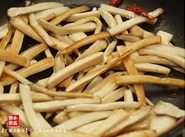 干煸杏鲍菇,中小火煸出香味,下杏鲍菇