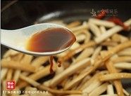 干煸杏鲍菇,转中火,下酱油,将其炒匀