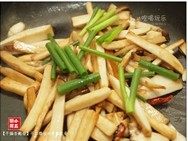 干煸杏鲍菇,下葱段，炒匀，熄火，装盘食用