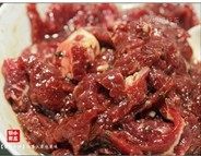 香芒牛柳,加入料酒、生抽、黑椒与1汤匙食用油,拌匀,腌制15分钟