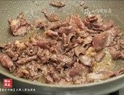 香芒牛柳,锅中下油,大火热油,下牛肉片滑炒,炒至牛肉变色