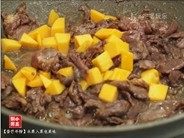 香芒牛柳,下芒果丁,快速让其与牛肉拌匀即熄火