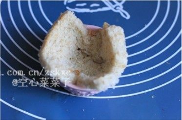 火腿全能量早餐,全麦土司切边,将土司片压进烤杯。