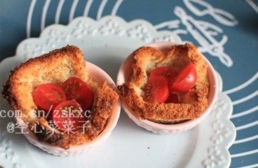 火腿全能量早餐,烤箱中层、上下火、180度、8分钟烤制,烤好土司杯内放入几个对半切开的樱桃小蕃茄