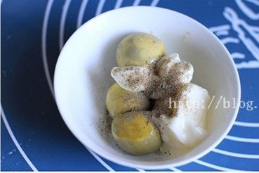 火腿全能量早餐,熟蛋黄加沙拉酱、黑胡椒粉打匀至无颗粒,装入裱花袋中,备用。