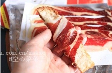 火腿全能量早餐,巴玛火腿缠在土司条上,搭配清新的小蕃茄和醒神的黑咖,营养全面。