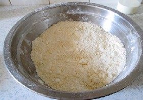 双莓核桃司康,筛入低筋面粉和泡打粉，用手搓成像玉米面的小颗粒。