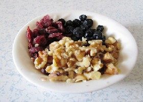 双莓核桃司康,准备好蔓越莓 <a style='color:red;display:inline-block;' href='/shicai/ 104529'>蓝莓干</a> 把核桃仁切碎。