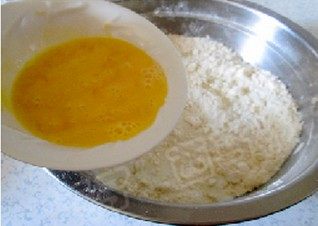 双莓核桃司康,加入牛奶，蛋液。