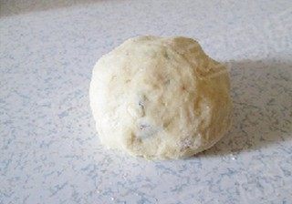 双莓核桃司康,搅拌均匀。加入蓝莓干 <a style='color:red;display:inline-block;' href='/shicai/ 109174'>蔓越莓干</a> 核桃仁，揉成面团。