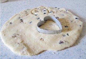 双莓核桃司康,擀成厚1,5--2厘米的片，整成自己喜欢的形状。