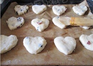 双莓核桃司康,码放在铺好烘焙纸的烤盘上，表面刷蛋液。