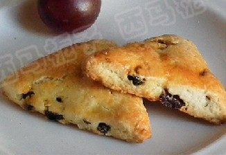 双莓核桃司康,放入烤箱 200度 15分钟即可。