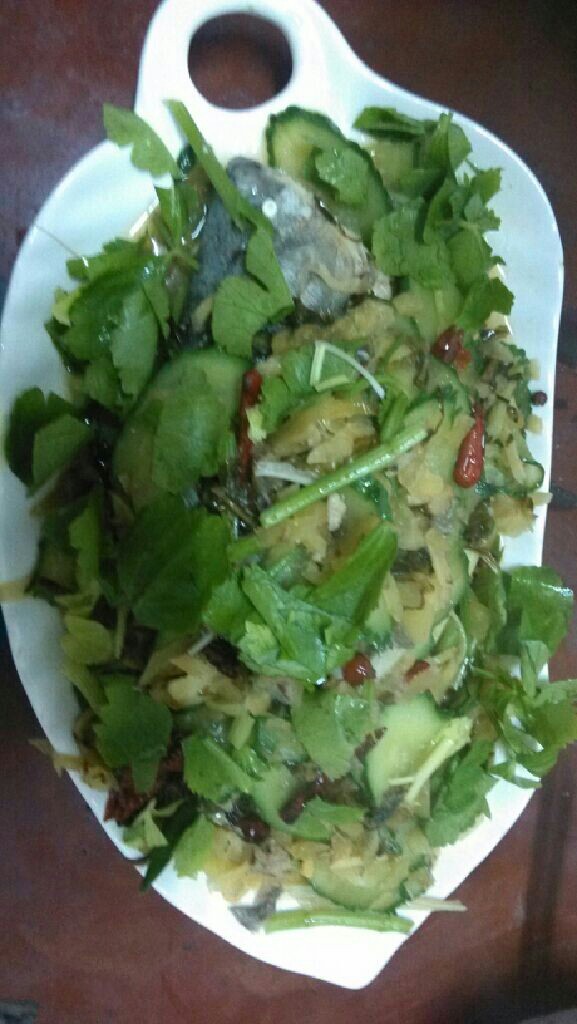 翡翠鲫鱼,装盘:铺在先捞起的鱼身上,再撒上芹菜叶,翠绿的一道家常鲫鱼便完成了