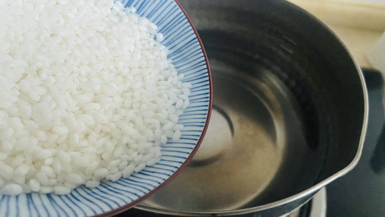皮蛋火腿粥,锅中加入800ml饮用<a style='color:red;display:inline-block;' href='/shicai/ 156925'>水</a>大火烧开,放入汤洗干净的大米