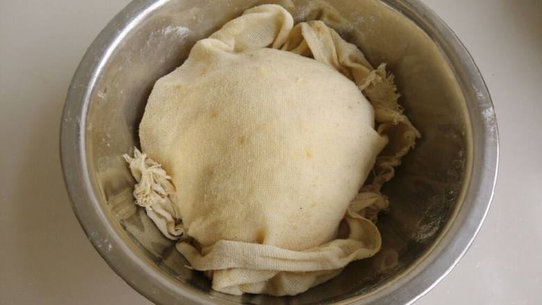 香菇鸡肉烧卖,面加温水和成光滑面团,盖上湿布醒半小时