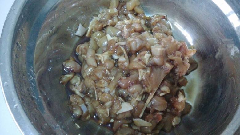香菇鸡肉烧卖,<a style='color:red;display:inline-block;' href='/shicai/ 9601'>鸡腿肉</a>洗净切丁,放入少许味极鲜和淀粉抓匀