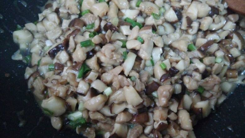 香菇鸡肉烧卖,倒入香菇,少许盐翻炒一分钟,倒入香葱丁拌匀,晾凉