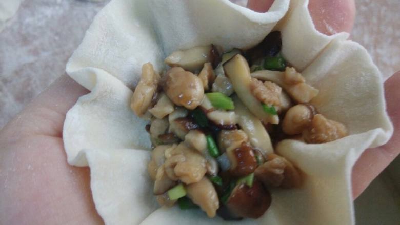 香菇鸡肉烧卖,把皮放到手心,放入馅