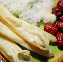 花胶银耳羹,花胶提前一天浸泡至软,剪成小片,和葱姜一起在开水中过水去腥。