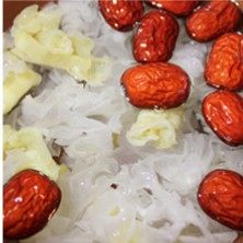 花胶银耳羹,<a style='color:red;display:inline-block;' href='/shicai/ 232'>银耳</a>提前1小时泡发,洗净,撕成小片状备用,红枣用水洗干净,去核。