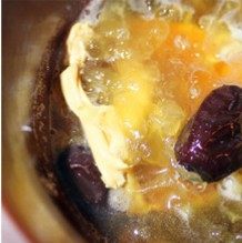 花胶银耳羹,将所有材料倒入炖锅内加水覆盖食材,煮开后炖2-3小时,时间长些味道能更加浓郁。