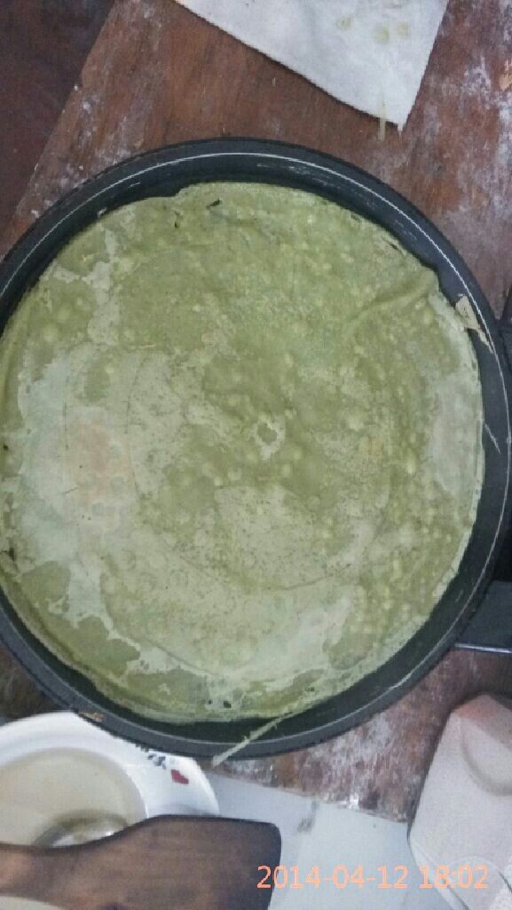 蔬菜面圈,稍等,把面圈翻过再盖盖烙一下