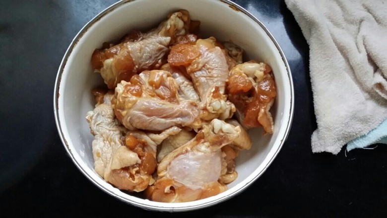 炸鸡翅,将<a style='color:red;display:inline-block;' href='/shicai/ 1053'>翅根</a>洗净，用牙签戳一下，这样能让腌料更入味，再用刀拉几下更好，放入<a style='color:red;display:inline-block;' href='/shicai/ 6559'>蒜蓉</a>，<a style='color:red;display:inline-block;' href='/shicai/ 138'>大葱</a>，鲜酱油，<a style='color:red;display:inline-block;' href='/shicai/ 762'>老抽</a>，盐，<a style='color:red;display:inline-block;' href='/shicai/ 717'>味精</a>，<a style='color:red;display:inline-block;' href='/shicai/ 196205'>麻辣鲜</a>，生粉拌在一起抓匀，腌制一个小时