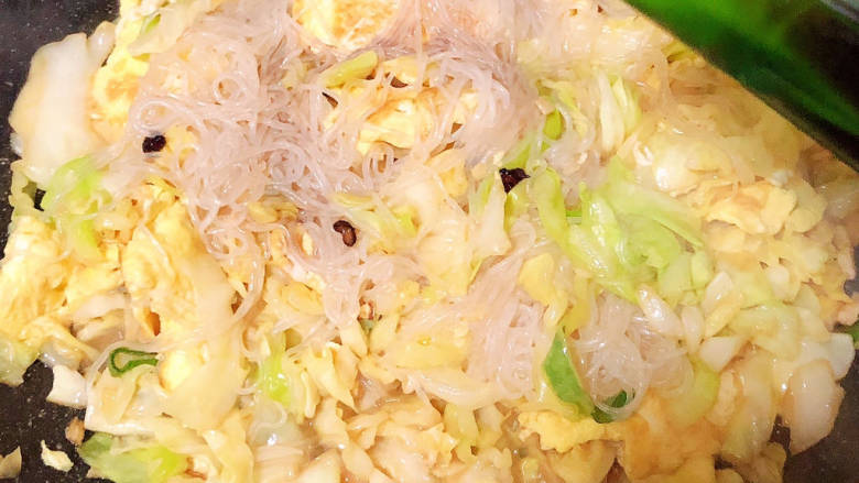 包菜粉丝炒鸡蛋,淋上<a style='color:red;display:inline-block;' href='/shicai/ 793'>米醋</a>,炒匀即可出锅了。