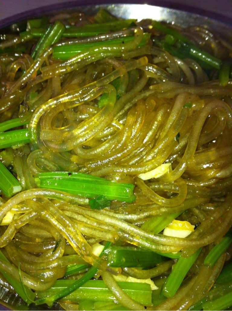 东北家常菜芹菜炒粉,热锅下油，加入<a style='color:red;display:inline-block;' href='/shicai/ 12043'>花椒粉</a>，葱末、爆锅，放入土豆粉翻炒，加入<a style='color:red;display:inline-block;' href='/shicai/ 692'>酱油</a>调色，撒入细盐，加入半小碗清水，中火小炖，加入芹菜，味精小炖翻炒加入些许蒜末，最后大火收汤出锅！