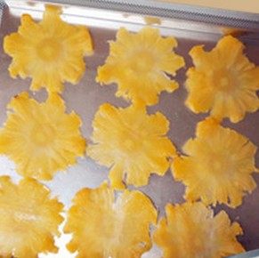 菠萝太阳花,菠萝削皮，切薄片，越薄越好，放入不沾烤盘中