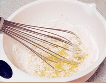 菠萝太阳花,加入融化的黄油快速搅拌均匀，筛入低粉稍搅拌待用